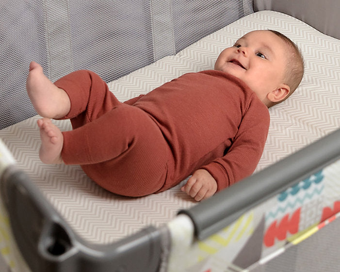 美國 Graco Contour® Electra 安撫遊戲床連更換台 - 自然足印 (初生 ~ 3歲 / 15kg) 簡單按鍵收摺設計 | 收納袋方便攜帶