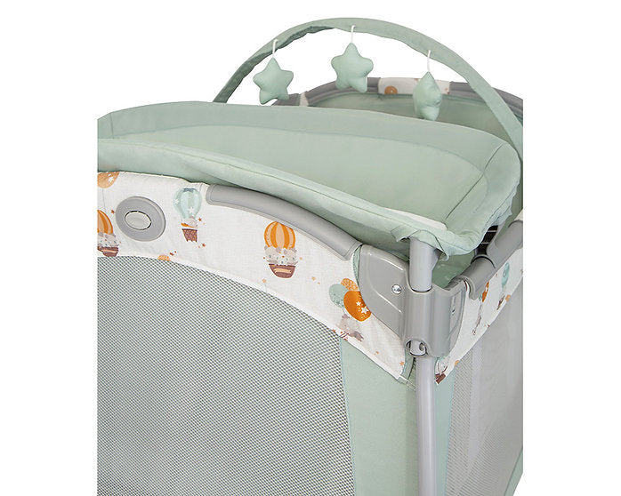 美國 Graco Contour® Electra 安撫遊戲床連更換台 - 空中漫遊 (初生 ~ 3歲 / 15kg) 簡單按鍵收摺設計 | 收納袋方便攜帶