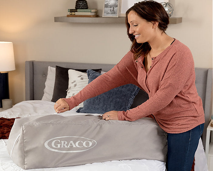 美國 Graco Contour® Electra 安撫遊戲床連更換台 - 自然足印 (初生 ~ 3歲 / 15kg) 簡單按鍵收摺設計 | 收納袋方便攜帶