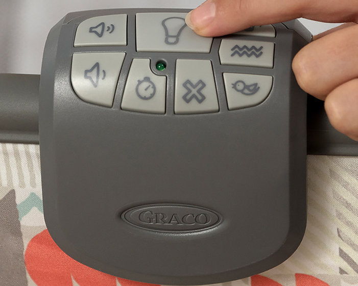 美國 Graco Contour® Electra 安撫遊戲床連更換台 - 自然足印 (初生 ~ 3歲 / 15kg) 簡單按鍵收摺設計 | 收納袋方便攜帶