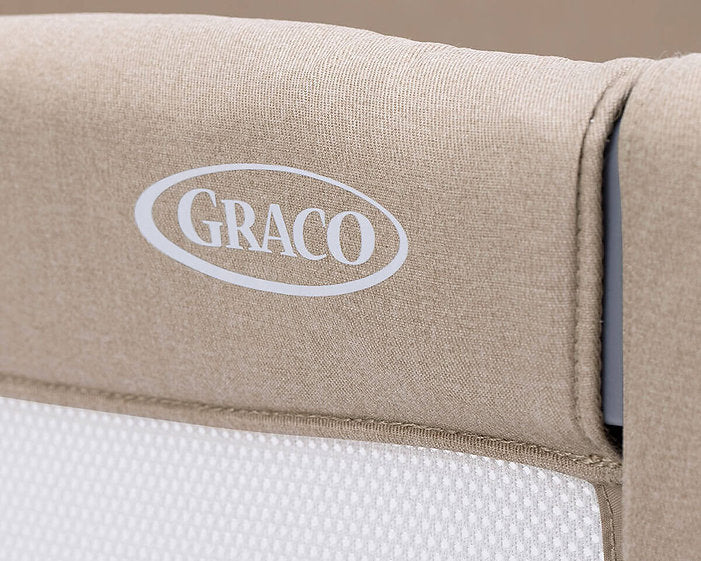 美國 Graco SWEET2SLEEP™ 床邊伴睡嬰兒床 - 燕麥 (初生 ~ 6個月 / 9kg) 輕鬆單手操作上落床欄 | 收納袋方便收藏/攜帶