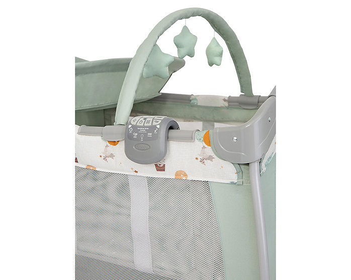 美國 Graco Contour® Electra 安撫遊戲床連更換台 - 空中漫遊 (初生 ~ 3歲 / 15kg) 簡單按鍵收摺設計 | 收納袋方便攜帶